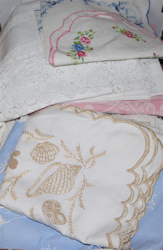 A quantity of mixed linens